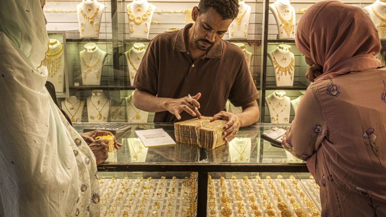 المخاطر عند شراء الذهب بدون فاتورة