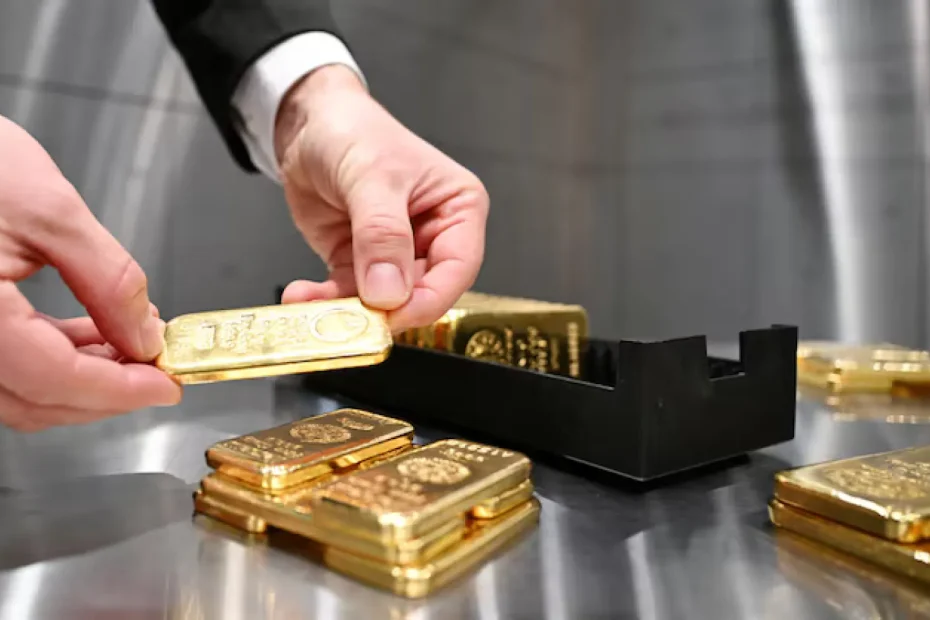 سعر الذهب يجذب بعض المشترين عند الانخفاض مع تراجع الدولار من أعلى مستوى في أسابيع